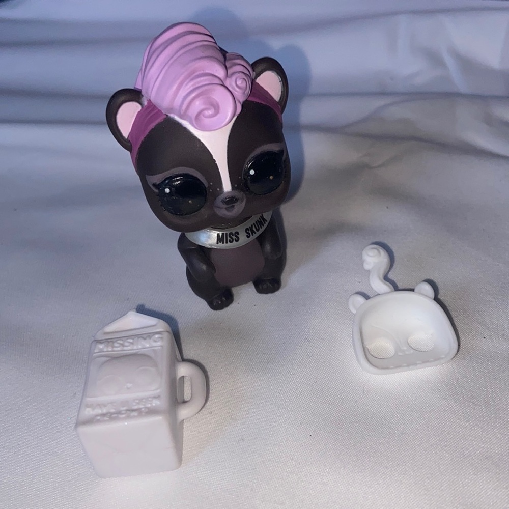 LOL Surprise Doll Pet Skunk Purple Mohawk Poop Scooper White Milk Carton Cup
